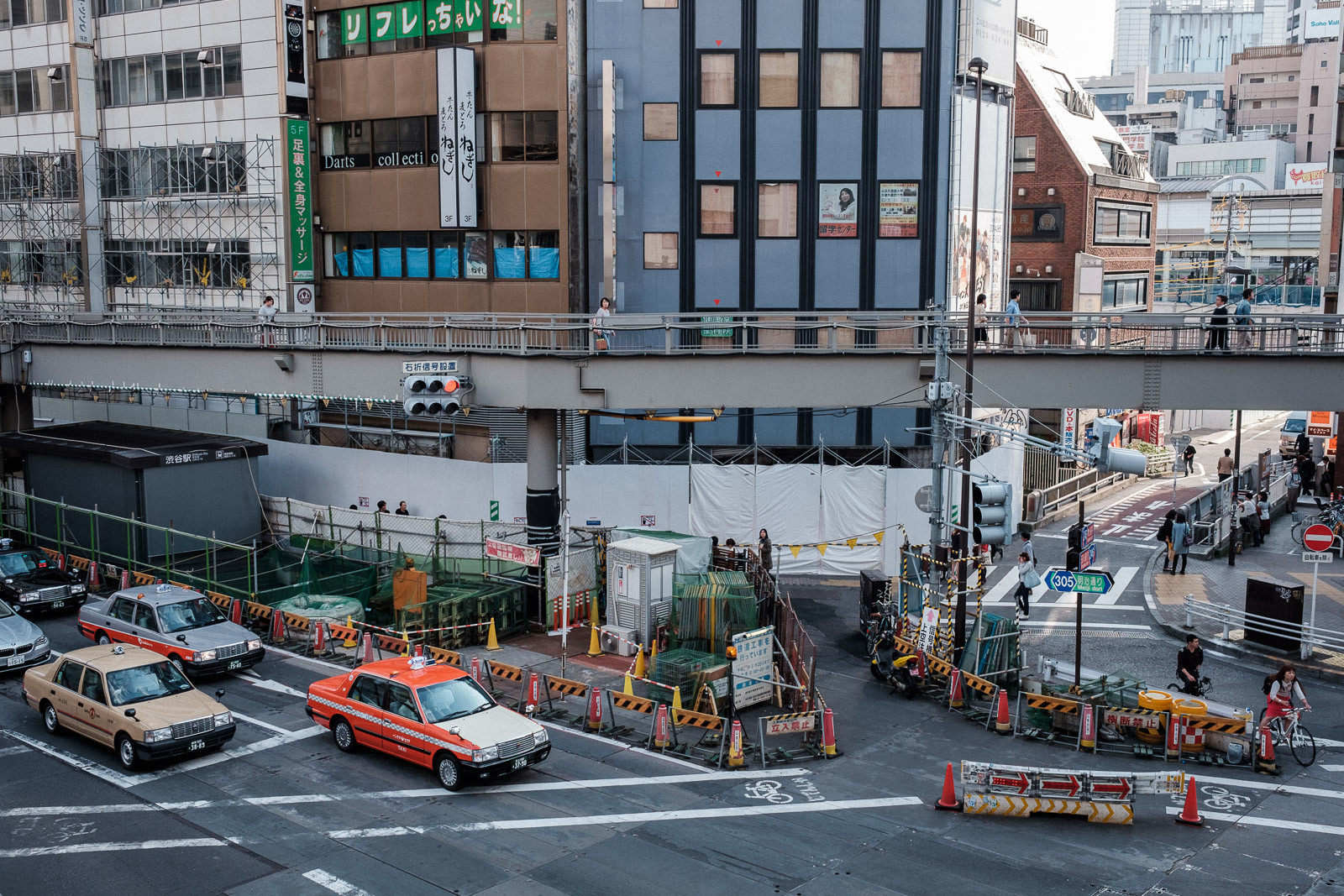 Constructon site and taxis in Tokyo